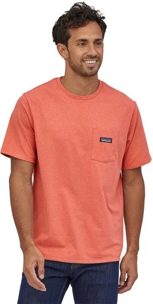 M's P-6 Label Pocket Responsibili-Tee Coho Coral Endast denna vecka